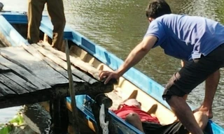 Vớt thi thể nạn nhân