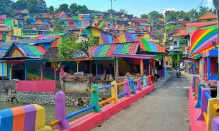 Ngôi làng bảy săc cầu vồng.