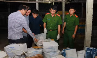 Hơn 2 tấn thực phẩm bốc mùi hôi thối bị lực lượng chức năng phát hiện. 