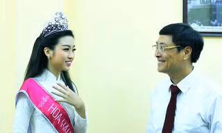 Hoa hậu Đỗ Mỹ Linh gặp gỡ thầy Nguyễn Quốc Bình - Hiệu trưởng trường THPT Việt Đức. Ảnh: Hồng Vĩnh.