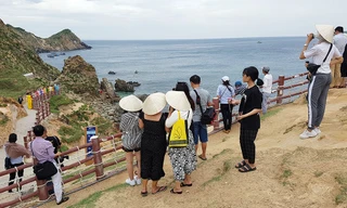 Du khách bất ngờ với dàn người đẹp HHVN mặc áo dài sắc màu ở Eo Gió