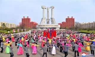 Người dân Triều Tiên múa hát tại một lễ kỷ niệm ở Bình Nhưỡng ngày 9/4. (Nguồn: YONHAP/TTXVN)