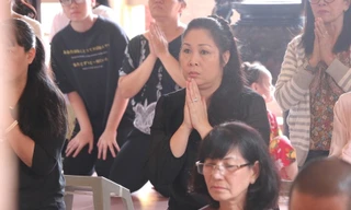 NSND Hồng Vân có mặt trong lễ 49 ngày của Anh Vũ. Ảnh: Vietnamnet.