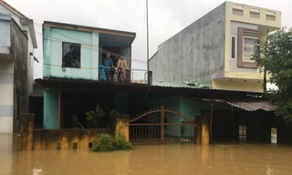 Nhà cửa ở huyện Hòa Vang bị nước lũ bủa vây. Ảnh: Thanh Trần.