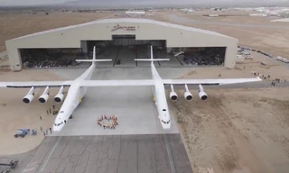 Máy bay Stratolaunch có sải cánh dài 117 m