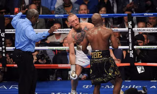 Trọng tài đã dừng trận đấu khi nhận thấy McGregor không còn khả năng chống đỡ.