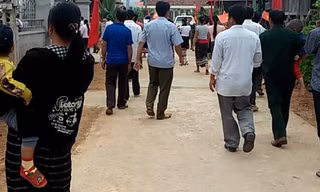 Người dân kéo đến nhà bà Đào để đòi nợ.