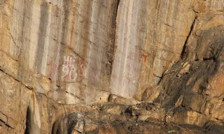 Một số hình ảnh bức vẽ trên các vách núi ở Quan Hóa (Thanh Hóa). Ảnh: Hoàng Lam.