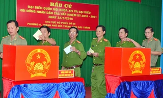 Lực lượng công an Sóc Trăng thực hiện bầu cử.