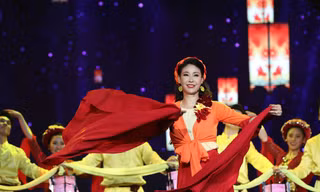 Hoa hậu Hà Kiều Anh gây bất ngờ với khả năng ca hát tại Gala 30 năm