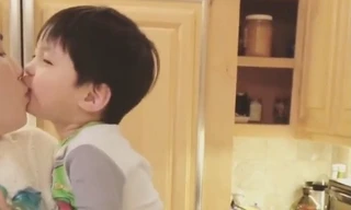 Cháu nội tỷ phú Hoàng Kiều hôn môi Ngọc Trinh.