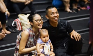 Chí Anh và vợ trẻ kém 20 tuổi cùng con trai đầu lòng.