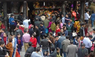 Để có thể đưa mâm lễ của mình vào chính điện, nhiều người phải chờ nửa tiếng đồng hồ mới đến lượt.