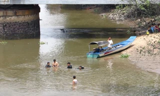 Lực lượng chức năng tìm kiếm nạn nhân.