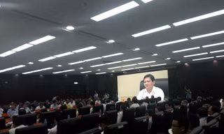 Ông Nguyễn Nho Trung, Phó chủ tịch HĐND TP Đà Nẵng chủ trì chương trình HĐND với cử tri sáng nay (14/11)