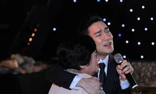 Quang Hà ôm mẹ hát và khóc trên sân khấu sau sự cố huỷ show. Ảnh: Lý Võ Phú Hưng.