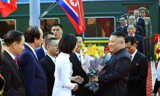 Nữ sinh Cao đẳng Sư phạm Lạng Sơn Nguyễn Thu Uyên trao tặng bó hoa cho Chủ tịch Kim Jong Un khi ông xuống tàu hỏa ở Đồng Đăng. 