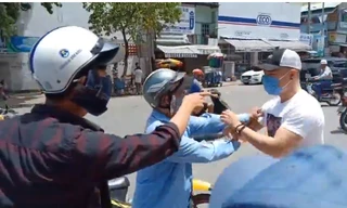 Lê Dương Bảo Lâm bị hai người đàn ông lạ mặt tấn công khi đi phát cơm từ thiện.