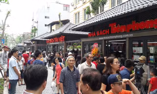 Phố sách Hà Nội nhộn nhịp ngày khai trương 