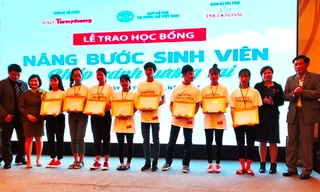 Lãnh đạo địa phương, Prudential và đại diện báo Tiền Phong chụp ảnh cùng những sinh viên nhận học bổng.