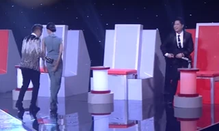 Lệ Quyên bối rối khi mic cài rơi xuống chân váy.