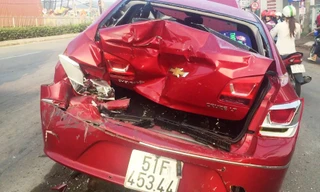 Phần đuôi xế hộp biến dạng.