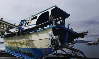 Tàu cá Gem-Ver sau khi được đưa lên bờ tại Philippines. (Ảnh: EPA)