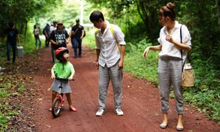 Lý Hải hộ tống vợ và hai con đi dã ngoại