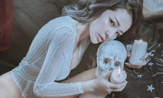 Bộ ảnh khoe thân phản cảm của Ngân 98 gây phẫn nộ