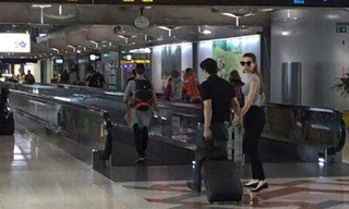 Theo đó, Hồ Ngọc Hà bị bắt gặp vui vẻ nắm tay người tình tin đồn- đại gia K. ở sân bay và khu mua sắm tại Thái Lan. 