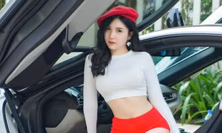Vẻ ngoài 'nóng bỏng' của bạn gái Quang Lê