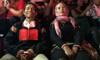 Ba mẹ H'Hen Niê lần đầu tiên "xuất ngoại" để cổ vũ cô trong đêm Chung kết Hoa hậu Hoàn vũ 2018.