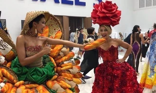 H'Hen Niê diện trang phục bánh mì đùa nghịch với Hoa hậu Mỹ trong hậu trường Universe.