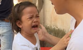 Bé Bell khóc nức nở khi nhìn thấy bố xấu xí.