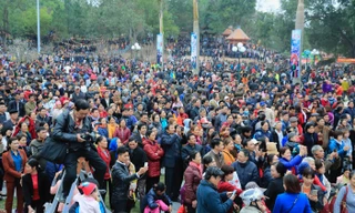 Biển người đổ về Hội Lim, thuê đồ quan họ chụp ảnh check-in