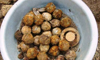 Số bom bi “con” được tách ra từ quả bom bi “mẹ”.