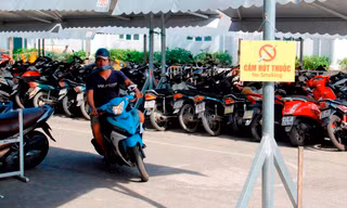 Bãi giữ xe tại bến xe trung tâm thành phố. Ảnh: Thanh Trần.