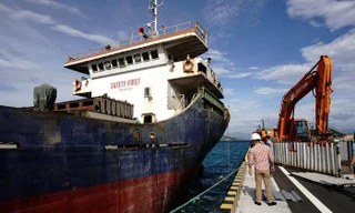 Tàu đầu tiên ăn hàng ở Cảng quốc tế Cam Ranh