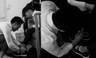 Hình ảnh Cường Đô la cột dây giày cho con trai trong lễ cưới gây ‘bão’ mạng