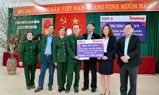 Bà Phạm Thị Thúy Nga- Phó Giám đốc BIDV chi nhánh Thanh Hóa trao tặng Trung tâm món quà Tết 45.000.000 đồng của BIDV. 