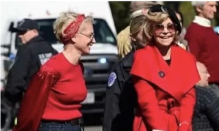 Jane Fonda (phải) cùng một người bị bắt khác. Ảnh: AFP.