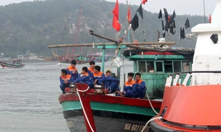 Các thuyền viên trên tàu cá NA 90112 TS.