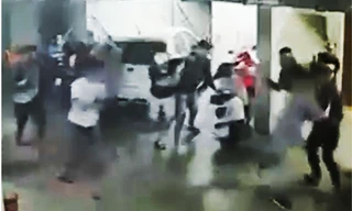 Đám đông đuổi chém Quân. Ảnh cắt từ video.