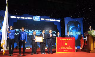 Đại học Lạc Hồng nhận Huân chương lao động hạng Nhất