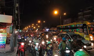 Ghi nhận của phóng viên trên tuyến quốc lộ 13, là cửa ngõ kết nối TPHCM với Bình Dương, Bình Phước và các tỉnh Tây Nguyên bắt đầu ùn ứ từ khoảng 16h chiều.