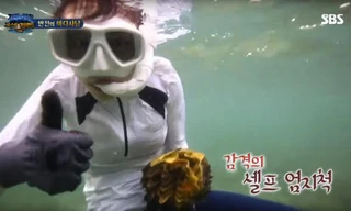 Trong chương trình “The law of the jungle”, nữ diễn viên Lee Yeol Eum tự hào khi bắt được sò khổng lồ. 