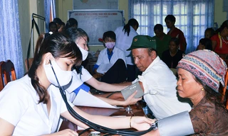 ĐVTN Chi Đoàn Sở Y tế khám cho người dân