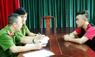 Dương Đức Huy tại cơ quan điều tra thành phố Huế. Ảnh: Công Quang