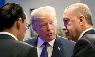 Tổng thống Mỹ Donald Trump (giữa) thảo luận với người đồng cấp Thổ Nhĩ Kỳ Recep Tayyip Erdogan (phải) tại hội nghị thượng đỉnh Tổ chức Hiệp ước Bắc Đại Tây Dương (NATO) ở Brussels, Bỉ ngày 10/7. (Nguồn: AFP/TTXVN)