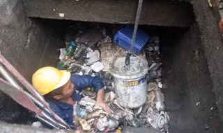 Công nhân ngâm mình dưới cống ở 'rốn ngập' Sài Gòn vớt rác